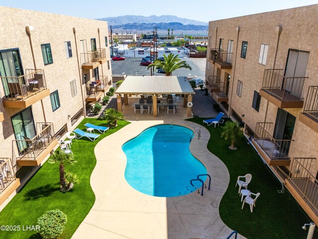 2094 Mesquite Ave Unit 113, Lake Havasu City, AZ 86403 - community pool featuring a mountain view, an outdoor bar, and a patio