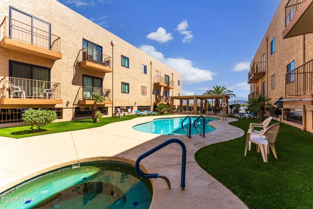 2094 Mesquite Ave Unit 113, Lake Havasu City, AZ 86403 - community pool with a hot tub and a patio area