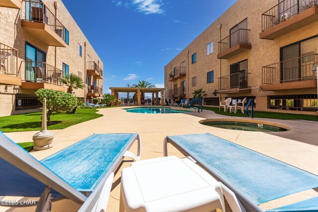 2094 Mesquite Ave Unit 113, Lake Havasu City, AZ 86403 - community pool with a hot tub, a patio, and a residential view