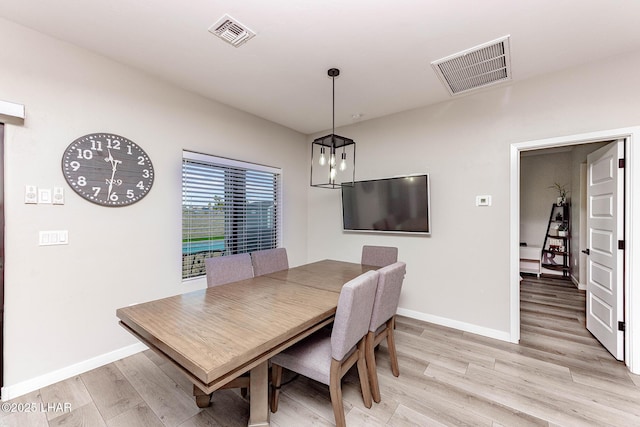 dining space with visible vents, light wood-style flooring, and baseboards