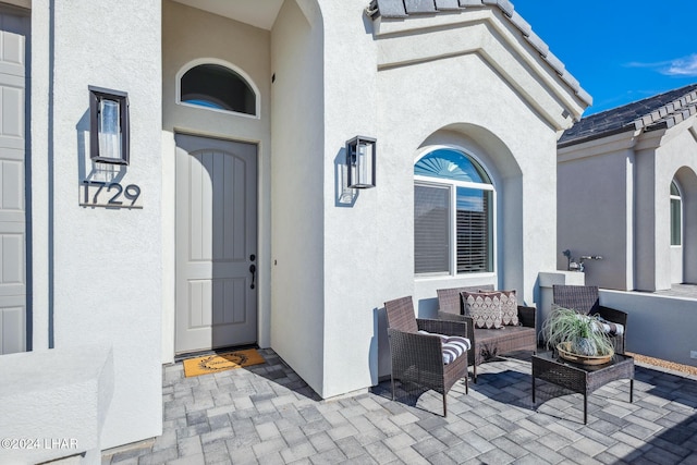 property entrance featuring an outdoor hangout area