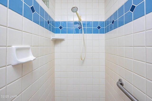 bathroom featuring a tile shower