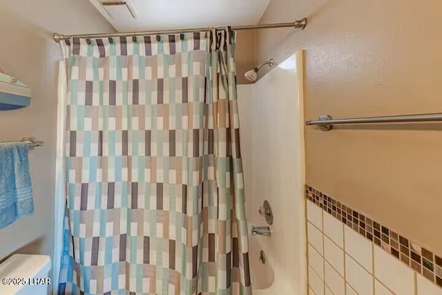 bathroom featuring shower / tub combo with curtain