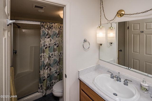 bathroom with toilet, a shower with curtain, vanity, and visible vents