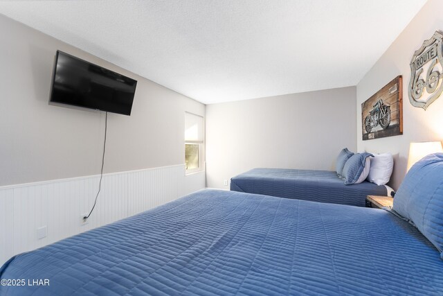 276 Lake Havasu Ave S Unit C19, Lake Havasu City, AZ 86403 - bedroom with wainscoting