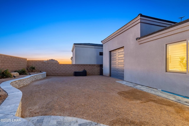 view of yard at dusk