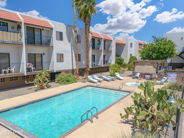 1850 Swanson Ave Unit A16, Lake Havasu City, AZ 86403 - pool featuring a hot tub, a residential view, and a patio