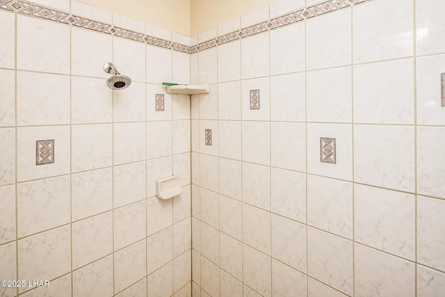 bathroom featuring a tile shower