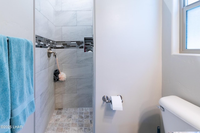 490 N Lake Havasu Ave Unit J, Lake Havasu City, AZ 86403 - full bathroom with tiled shower, toilet, and plenty of natural light