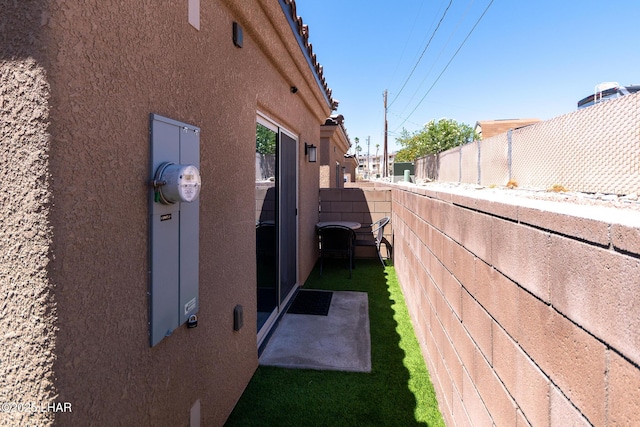 490 N Lake Havasu Ave Unit J, Lake Havasu City, AZ 86403 - view of side of property featuring stucco siding and fence