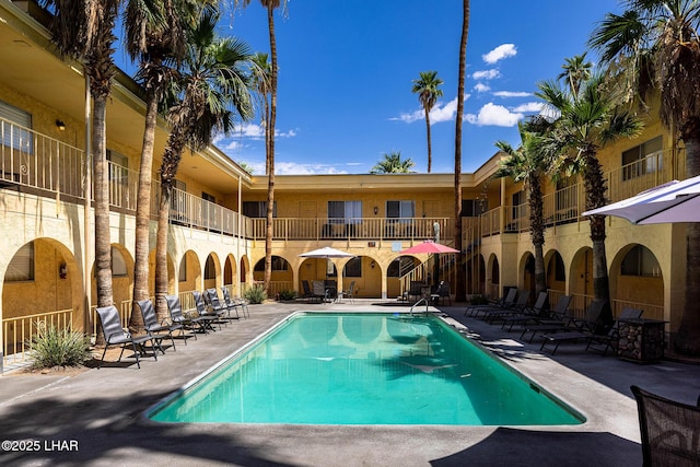 2100 Swanson Ave Unit 201, Lake Havasu City, AZ 86403 - community pool with a patio