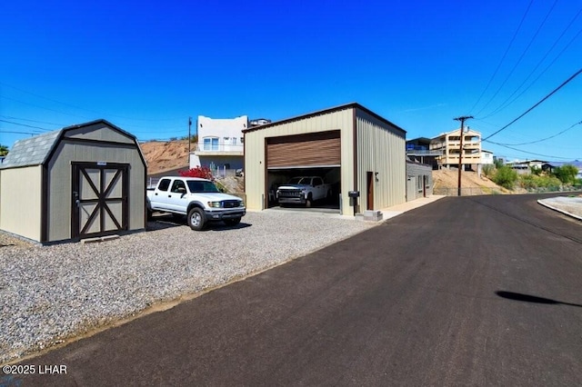 view of outdoor structure featuring an outbuilding