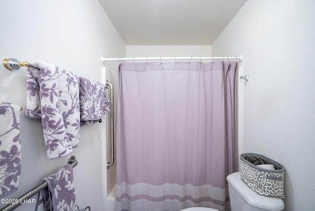 full bath featuring curtained shower and toilet