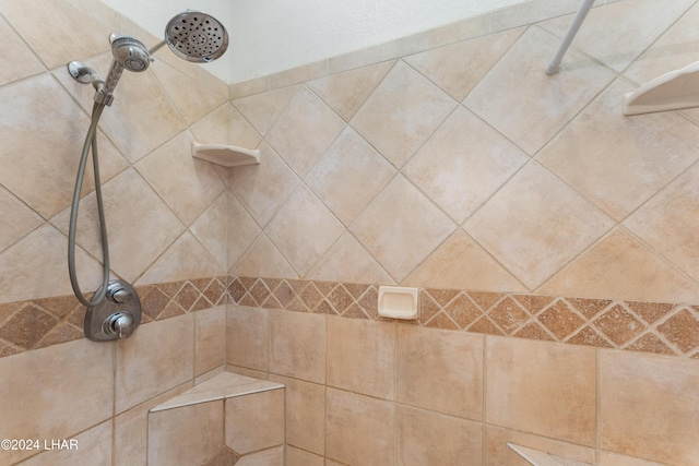 bathroom featuring a tile shower