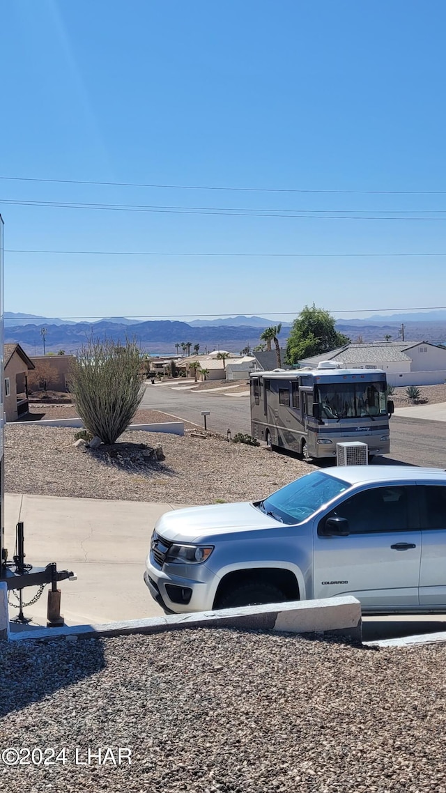 view of yard with a mountain view