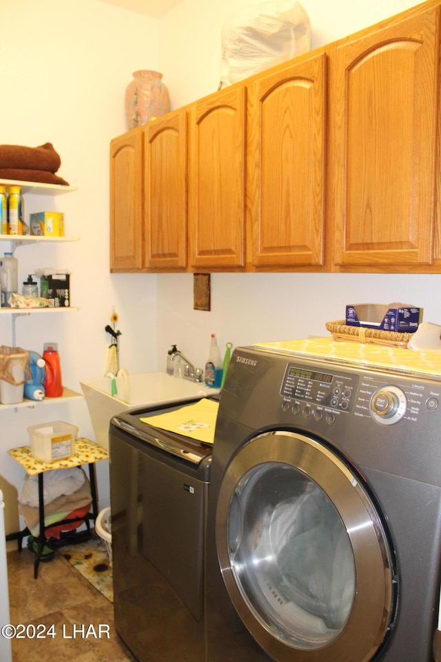 washroom with cabinets, sink, tile patterned flooring, and independent washer and dryer