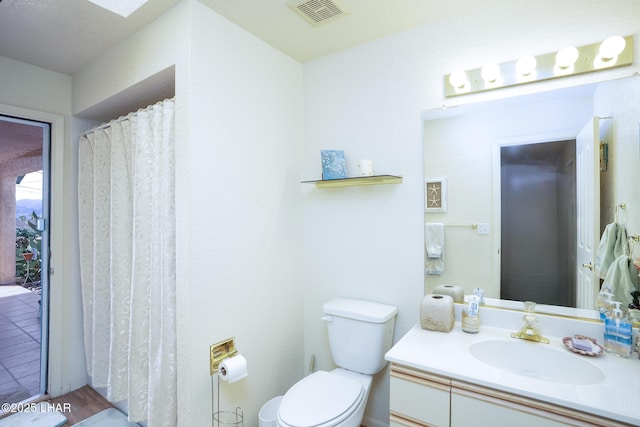 bathroom with curtained shower, visible vents, vanity, and toilet