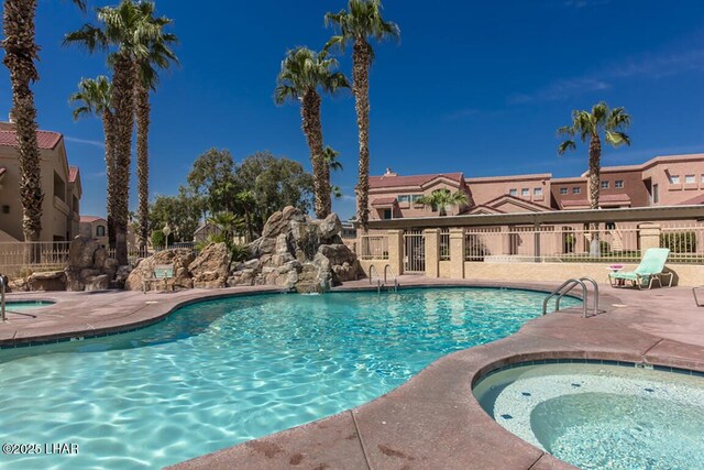 1650 Smoketree Ave S Unit 119, Lake Havasu City, AZ 86403 - community pool with fence, a community hot tub, a patio area, and a residential view