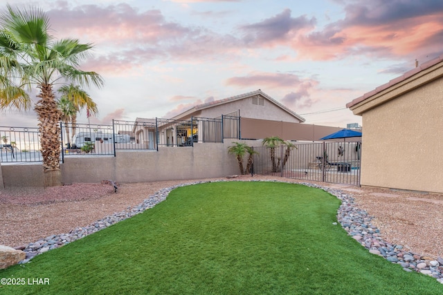 view of yard at dusk