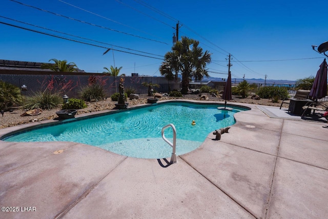 2870 Havasupai Blvd, Lake Havasu City, AZ 86404 - view of pool featuring a fenced backyard and a patio