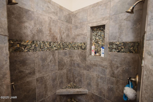 2870 Havasupai Blvd, Lake Havasu City, AZ 86404 - full bathroom with a tile shower