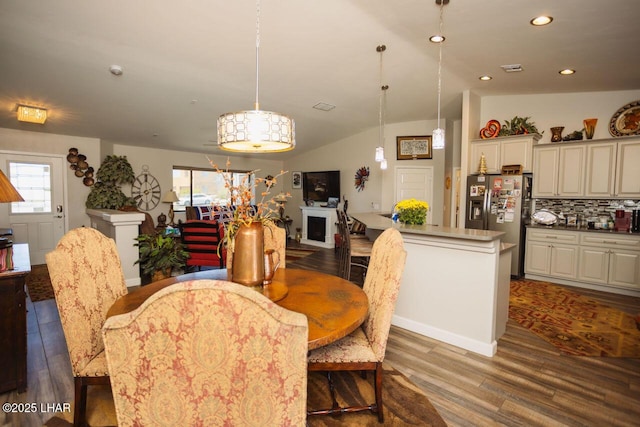 2870 Havasupai Blvd, Lake Havasu City, AZ 86404 - dining room with dark wood-style floors, vaulted ceiling, and recessed lighting