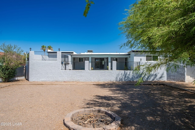 2870 Cisco Dr S, Lake Havasu City, AZ 86403 - view of front facade featuring a fire pit, a fenced front yard, and stucco siding