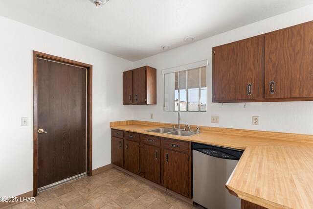 2780 Cisco Dr N, Lake Havasu City, AZ 86403 - kitchen featuring baseboards, dishwasher, light countertops, and a sink