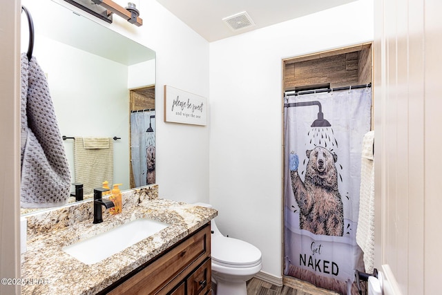 full bathroom with toilet, a shower with curtain, visible vents, and vanity