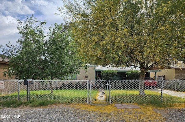 view of front of house featuring fence, a front lawn, and a gate