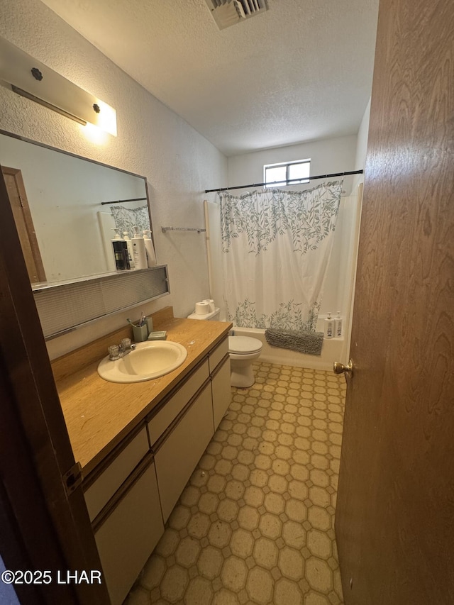 full bath with a textured ceiling, visible vents, curtained shower, tile patterned floors, and toilet