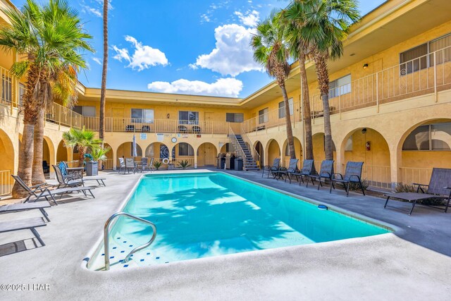 2100 Swanson Ave Unit 208, Lake Havasu City, AZ 86403 - community pool with a patio area
