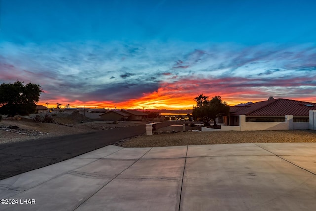 view of yard at dusk