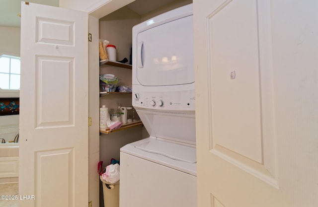 49605 Felspar Ave, Quartzsite, AZ 85346 - laundry area featuring estacked washer and dryer