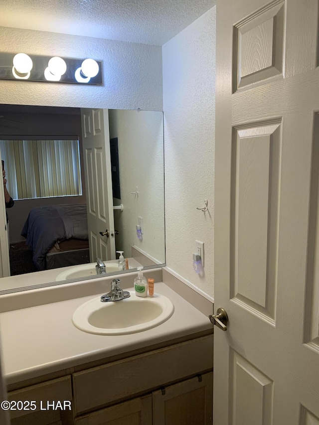 1989 Mesquite Ave Unit 2, Lake Havasu City, AZ 86403 - ensuite bathroom featuring a textured wall and vanity