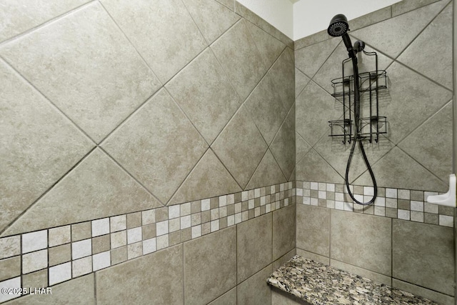 room details featuring a tile shower