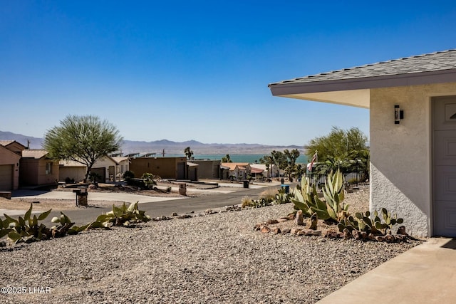 view of yard featuring a mountain view