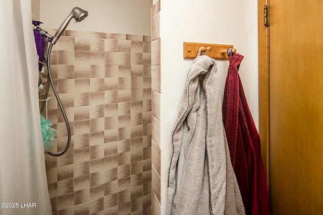 full bath with tiled shower