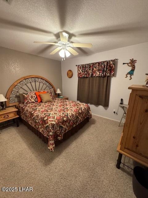 bedroom featuring a textured ceiling, a ceiling fan, and carpet