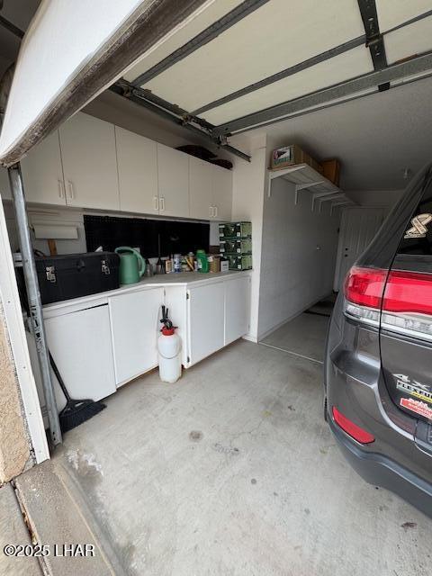 garage with washing machine and clothes dryer