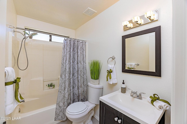 full bath with an inviting chandelier, vanity, visible vents, toilet, and shower / bath combo with shower curtain