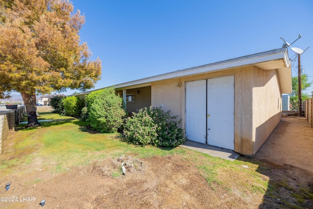 view of outdoor structure with a yard