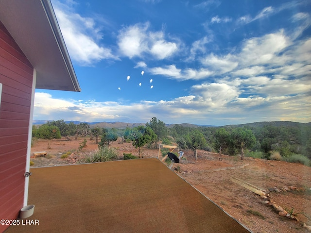 view of yard featuring a mountain view