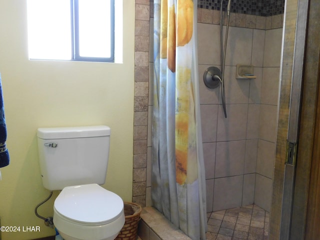 bathroom featuring curtained shower and toilet