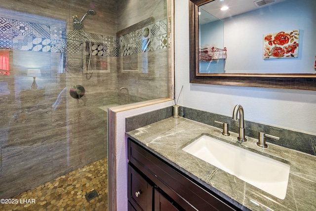 610 Roamer Ln, Lake Havasu City, AZ 86403 - full bath with visible vents, tiled shower, and vanity
