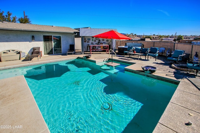 610 Roamer Ln, Lake Havasu City, AZ 86403 - view of pool featuring outdoor lounge area, a fenced in pool, a patio area, and fence