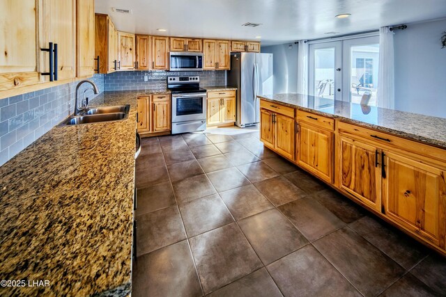610 Roamer Ln, Lake Havasu City, AZ 86403 - kitchen featuring backsplash, visible vents, appliances with stainless steel finishes, and a sink