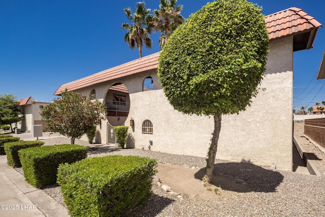 2301 Mcculloch Blvd N Unit E, Lake Havasu City, AZ 86403 - view of front of property featuring stucco siding, a tiled roof, and a balcony