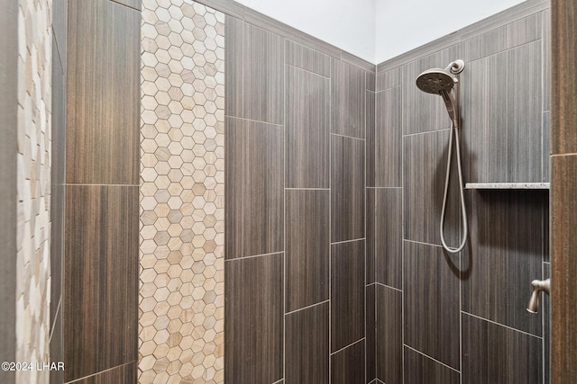 details with a tile shower