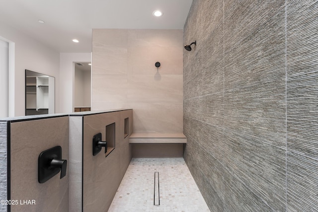 bathroom featuring tiled shower